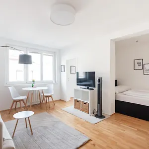 Modern, Bright -close To The Center In A Quiet Area Apartment